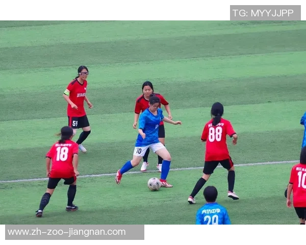 激情四溢的足球展示赛展现年轻球员的风采与团队精神 激情四溢的足球展示赛展现年轻球员的风采与团队精神